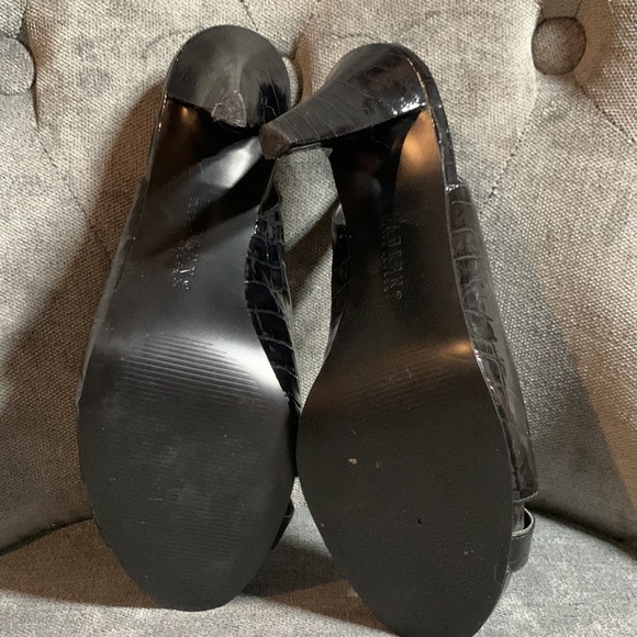 Ralph Lauren black patent leather sandals. Size 9. - Picture 5 of 6